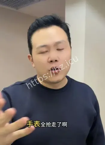 球迷遭飞车党枪顶脑门